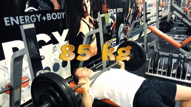 Андрей жмет 110 кг. Стаж 8 месяцев! смотреть онлайн