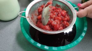 Клубничный сироп?Вкусная  добавка к мороженому...