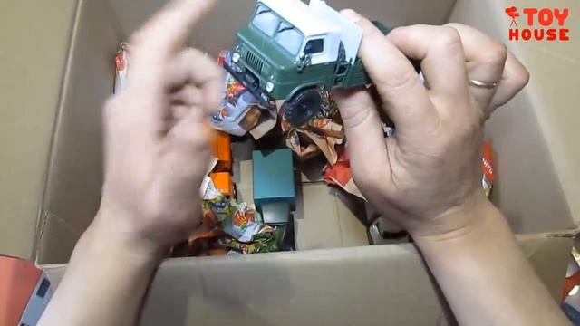 Открываю большую коробку с модельками масштаб 1/43. Распаковка и обзор машинок. Часть 1. ENG ESP SU смотреть онлайн