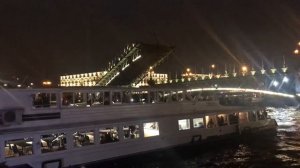Развод Троицкого моста в Санкт-Петербурге