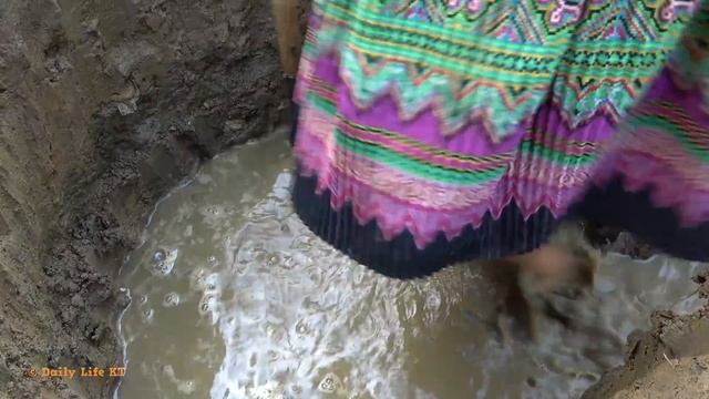 Primitive Life: Primitive skills build fish trap catch a lot of fish - Fishing by deep hole