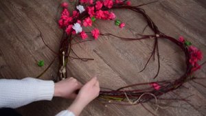 Романтичный декор. Большое сердце из веток и цветов