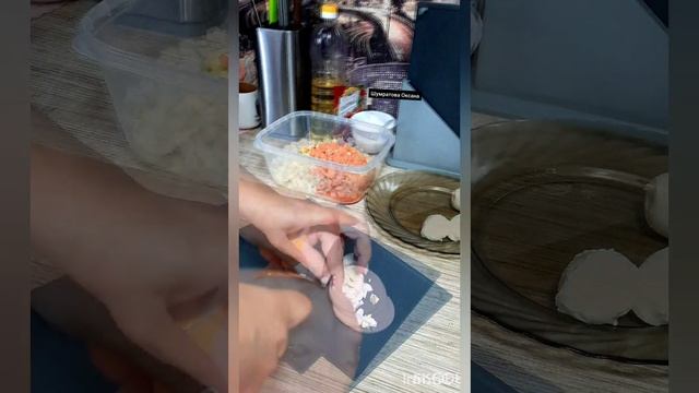салат Оливье классический #салат #салатоливье #салатоливьесколбасой #салатик #вкусныйсалат