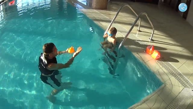 Как научить ребенка плавать БЕЗ нарукавников?! смотреть онлайн