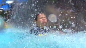 Аквапарк и горка с АКУЛАМИ Макс потерял трусы Самый крутой аквапарк в МИРЕ Water slide & Sharks