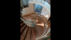 Винтовая лестница со стеклянным ограждением