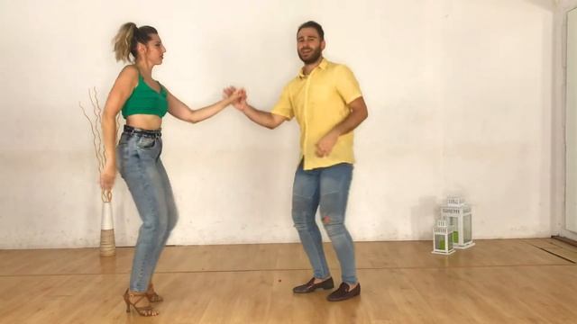 CLASE de BACHATA NIVEL MEDIO - Cap.1 "Bachata Fusión". En 15 minutos I APRENDE Bachata смотреть онлайн