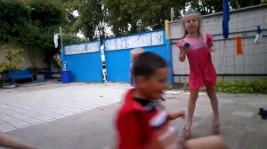 Скачет по полям, с неба пополам