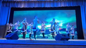 Северный стилизованный танец , средний состав. Детский образцовый танцевальный ансамбль Сааскылаана