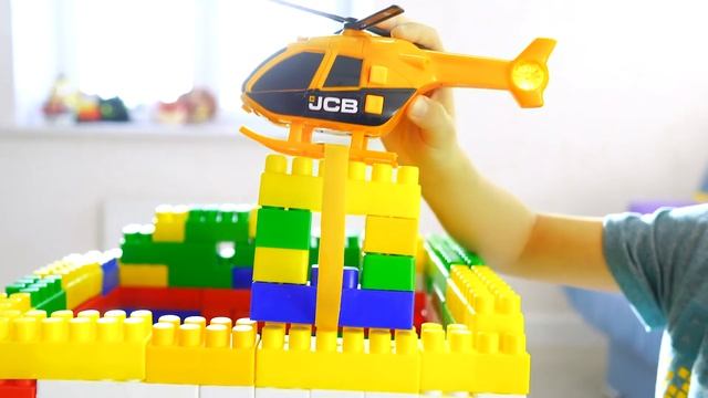 Глеб Нашел игрушечные Машины JCB из портала и играет в строителя / Erik Show смотреть онлайн