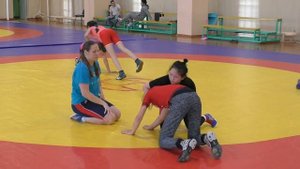 Приёмы вольной борьбы. Сборы, тренировка среди девочек.