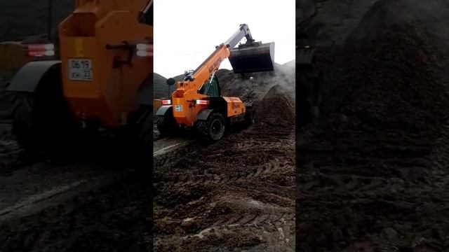 Проверяем телескопический погрузчик в мощности смотреть онлайн