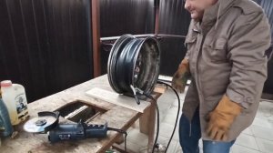 Завариваю трещину на штампованном диске.