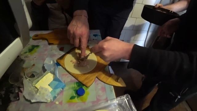 Хочу пожрать - Готовим сочные манты у Ёлы Палы на хате Рецепт смотреть онлайн