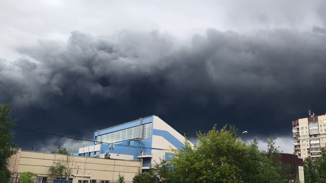 В поселке Металлострой (Колпинский район) горит лакокрасочный завод