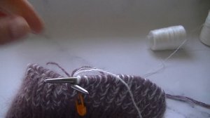 КРАСИВАЯ ШАПКА  ГРАДИЕНТОМ ИЗ ПРЯЖИ ПУХ НОРКИ. ШАПКА РЕЗИНКОЙ 1*1 СПИЦАМИ.