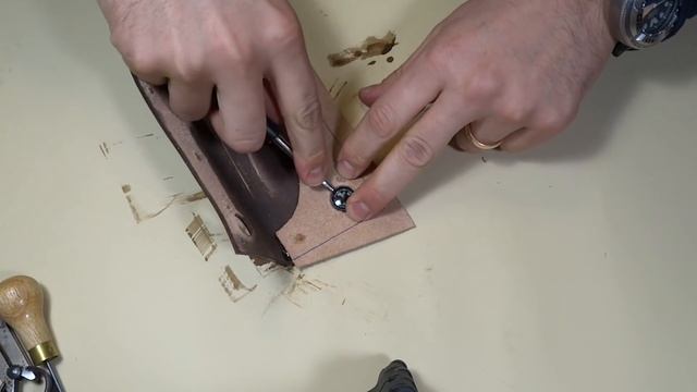 Making a bushcraft leather sheath смотреть онлайн