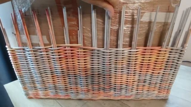 Большая коробка из газетных трубочек. A large box of newspaper tubes.