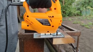 Распил электрическим лобзиком DEKO DKJS600 доски толщиной 2 см