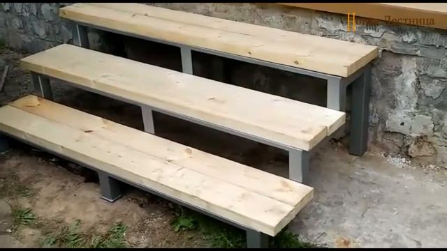 Три металлические лестницы для крыльца в загородный дом