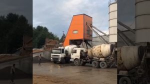 Загрузка миксера раствором бетона