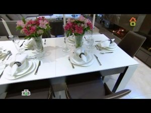 "Дачный ответ": Незаметная кухня в пышной гостиной с синими стенами и черными дверьми