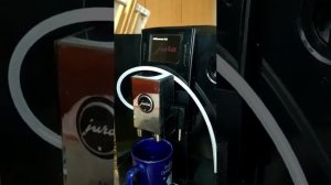 Кофемешина Jura impressa f9 Начинает варить-отключилась, то сварила кофе-отключилась.