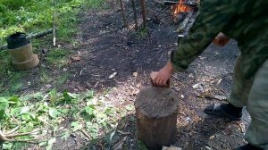 Топор Fiskars X7 колет дрова