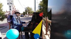 Пианист на уличном пианино играет джаз!