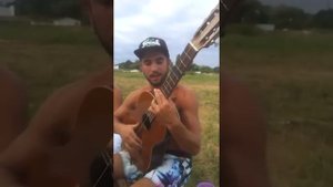 Цыган на гитаре поет