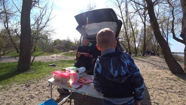 Семейный отдых на природе. Готовим шашлыки, рыбалка смотреть онлайн