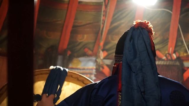Шаман Сергей исполняет соло на бубне