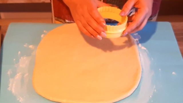 Пончики с начинкой и глазурью Берлинеры