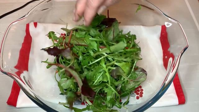 Рецепт вкусного салата. Легкий и свежий салат с КРЕВЕТКАМИ и рукколой смотреть онлайн