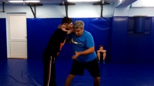 Петля и бросок через бедро и в вольной и классической боьбе.