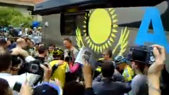 Lance Armstrong outside Astana Bus смотреть онлайн