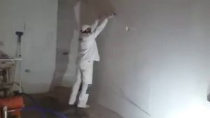 Безвоздушное распыление шпаклёвки Vetonit-LR механизированным способом агрегатом ASPRO-6000.