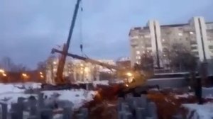 ###подъём упавшего крана на стройке