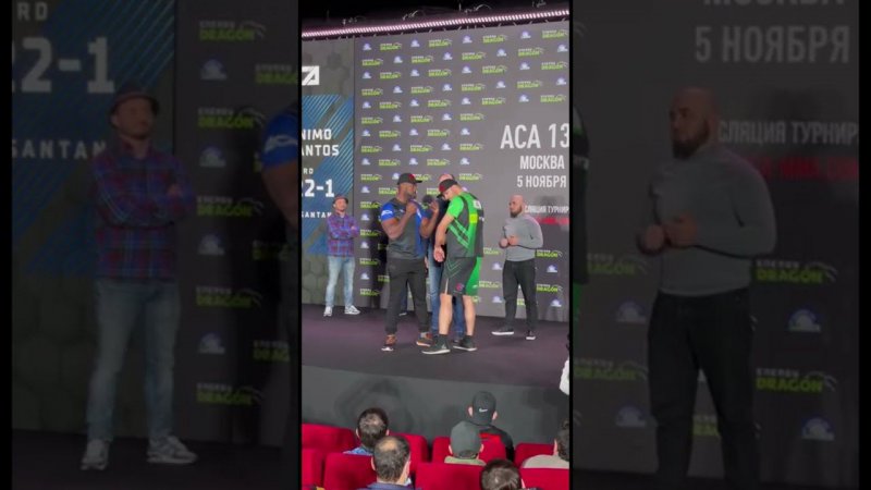 Конфликт тяжей на взвешивании. Дос Сантос выталкивает соперника со сцены