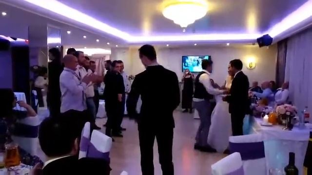 Как провести подвязку на свадьбе. Ведущий на свадьбу в СПб.