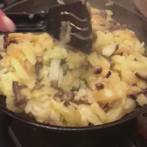 Жарим картошку с опятами. Опята собрали на участке.