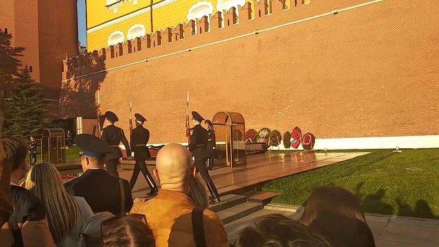 Смена караула в Москве у Кремля Александровский сад у могилы неизвестному солдату смотреть онлайн