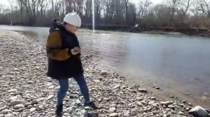 Учу кидать блинчики по воде.