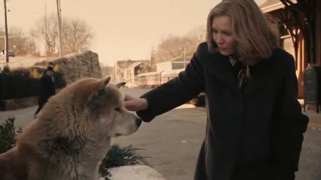 Хатико с хозяйкой (самый трогательный момент в фильме)(многие плакали на этом моменте)