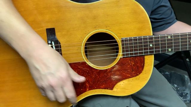 1957 Gibson J-50 смотреть онлайн