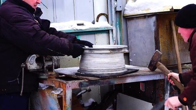 Прокатка дисков вручную.