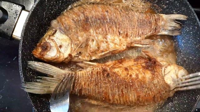Как пожарить мелких карасей без костей.Караси в томате.