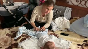 Болит животик у малыша/пытаемся ползти