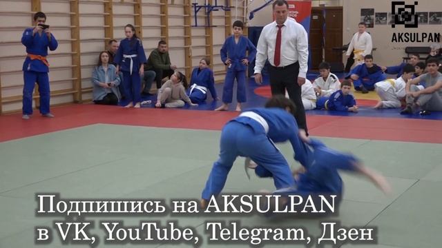 Передняя подножка от девочки