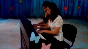 Девочки играют дуэтом(в четыре руки.) Танец Анитры ( Эдвард Криг)